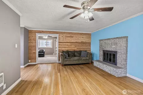 Living - 516 26th Ave, Longview, WA 98632 photo 3 of 3