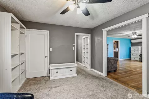 Entry Way - 516 26th Ave, Longview, WA 98632 photo 2 of 4
