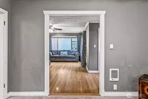 Entry Way - 516 26th Ave, Longview, WA 98632 photo 1 of 4