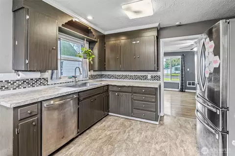 Kitchen - 516 26th Ave, Longview, WA 98632 photo 3 of 3