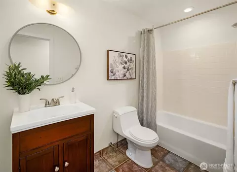 Bath - 537 30th Ave E, Seattle, WA 98112 photo 2 of 2