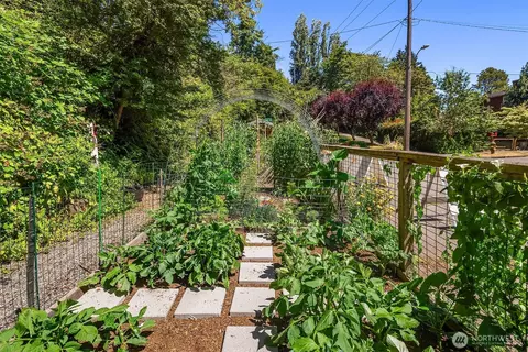 Exterior - 537 30th Ave E, Seattle, WA 98112 photo 8 of 10