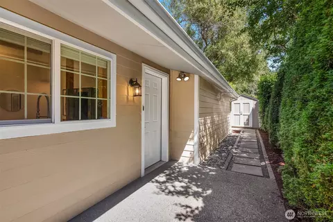Exterior - 537 30th Ave E, Seattle, WA 98112 photo 6 of 10
