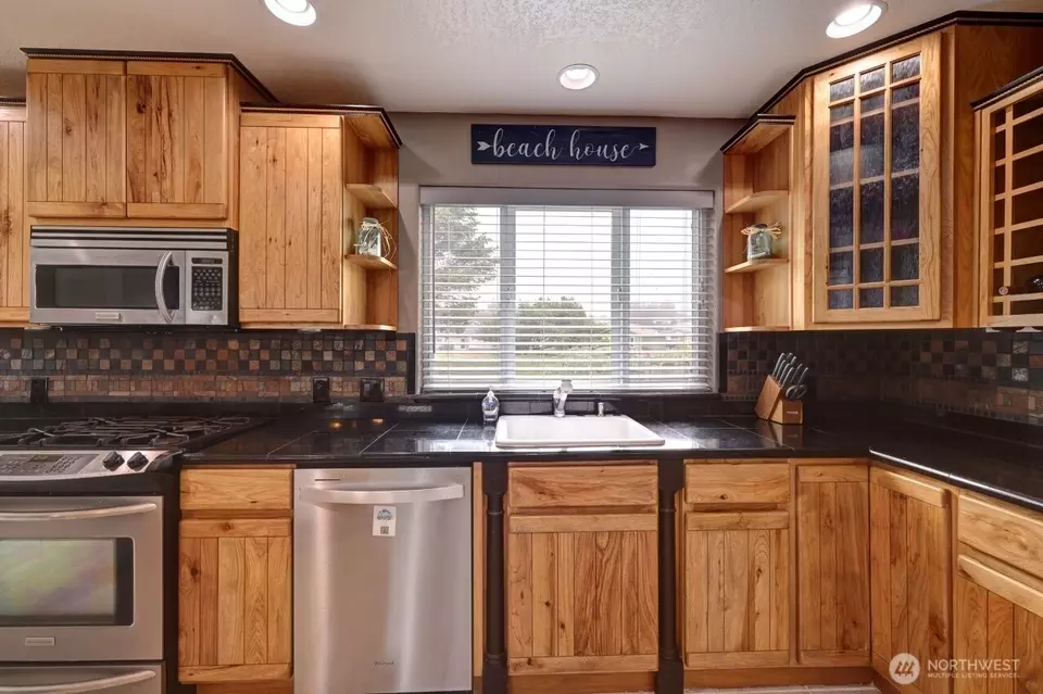 Kitchen - 32500 G St, Ocean Park, WA 98640 photo 4 of 6