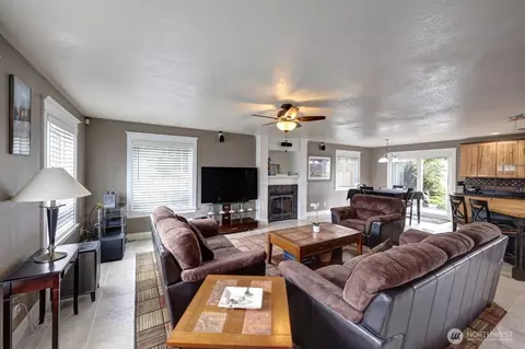 Living - 32500 G St, Ocean Park, WA 98640 photo 1 of 4