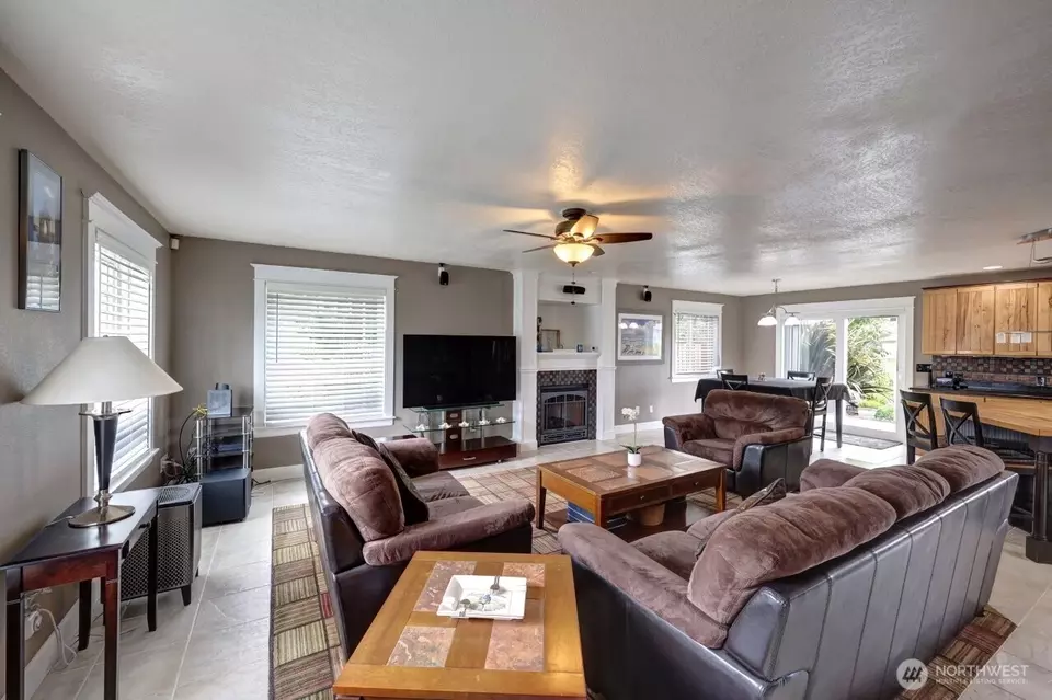 Living - 32500 G St, Ocean Park, WA 98640 photo 1 of 4