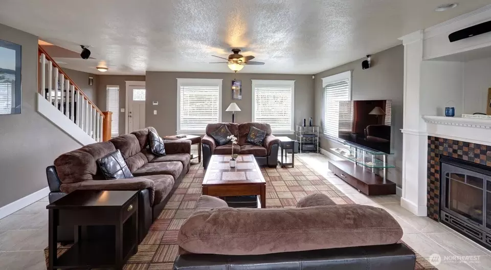 Living - 32500 G St, Ocean Park, WA 98640 photo 3 of 4