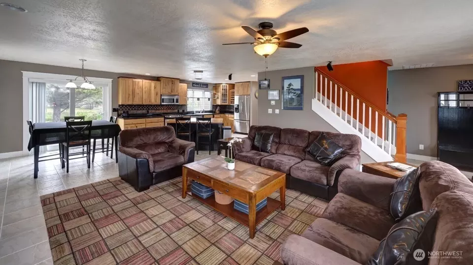 Living - 32500 G St, Ocean Park, WA 98640 photo 2 of 4