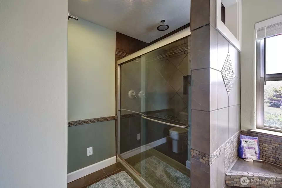 Bath - 32500 G St, Ocean Park, WA 98640 photo 3 of 5