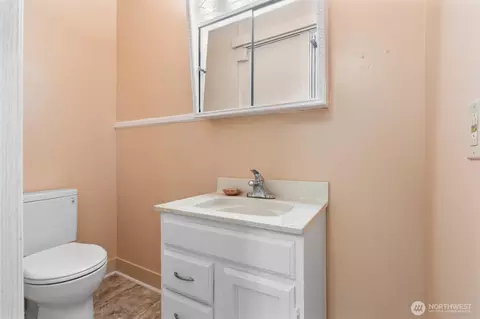 Bath - 2319 Gale Pl, Everett, WA 98203 photo 1 of 3