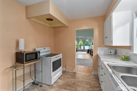 Kitchen - 2319 Gale Pl, Everett, WA 98203 photo 4 of 7
