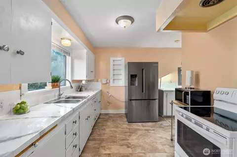 Kitchen - 2319 Gale Pl, Everett, WA 98203 photo 1 of 7
