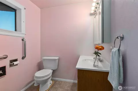 Bath - 2319 Gale Pl, Everett, WA 98203 photo 3 of 3