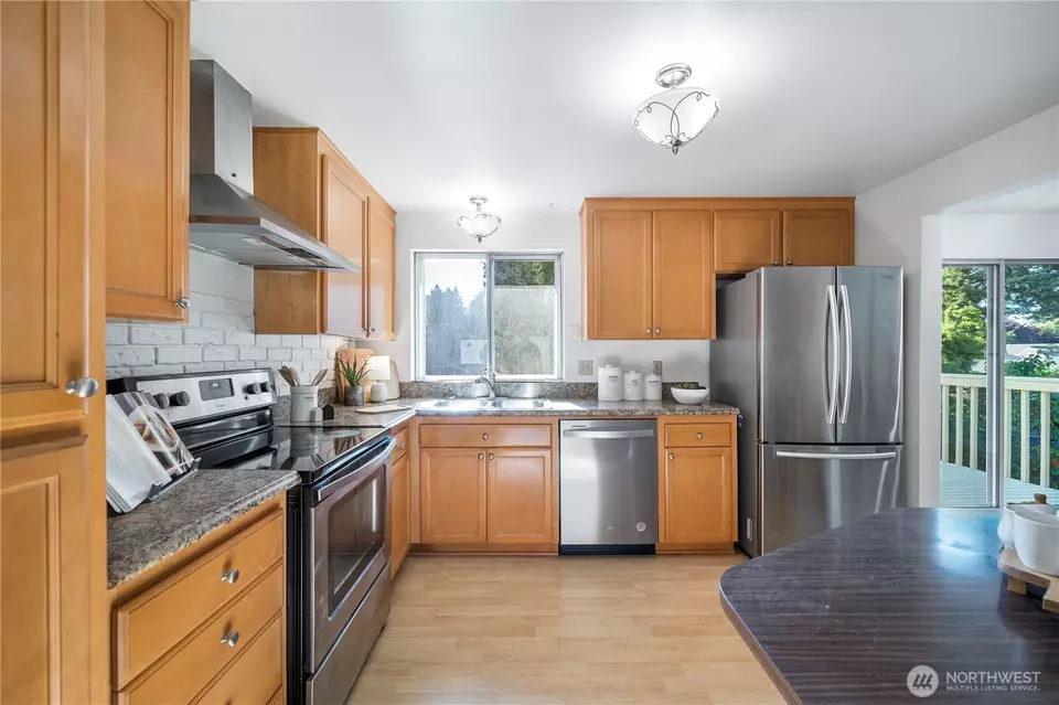 Kitchen - 33513 35th Ave SW, Federal Way, WA 98023 photo 2 of 3