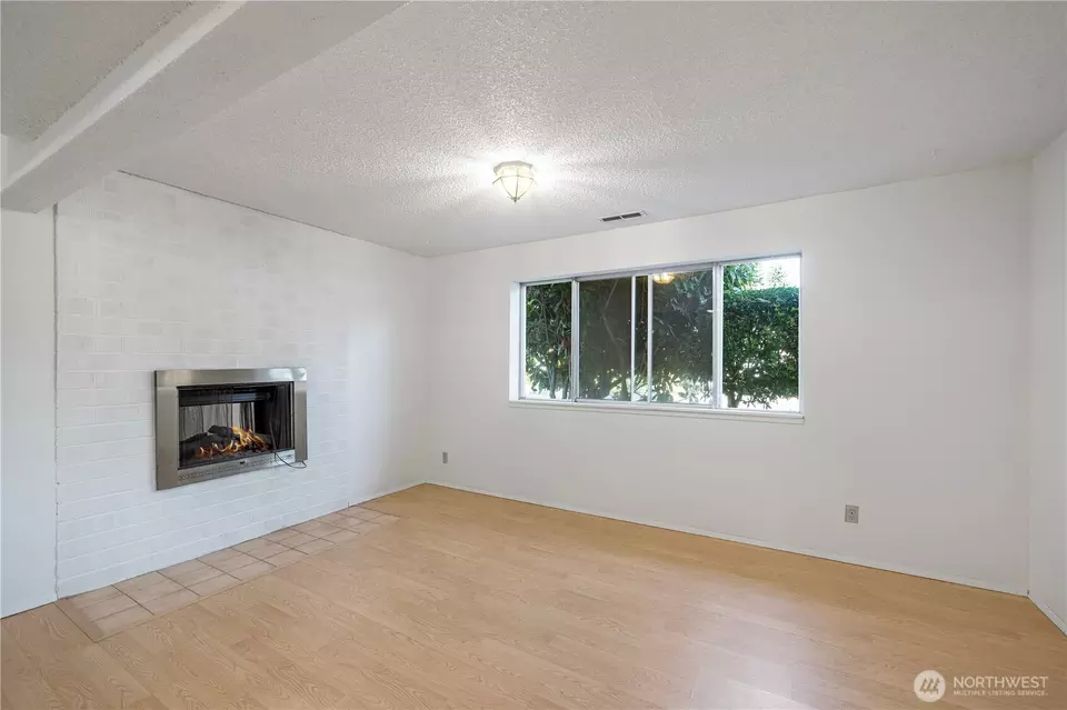 Living - 33513 35th Ave SW, Federal Way, WA 98023 photo 2 of 4