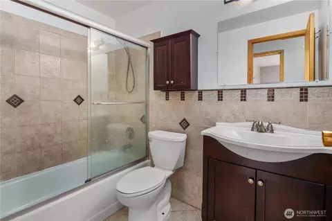 Bath - 7402 7th Dr W, Everett, WA 98203 photo 4 of 4