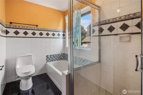 Bath - 7402 7th Dr W, Everett, WA 98203 photo 3 of 4
