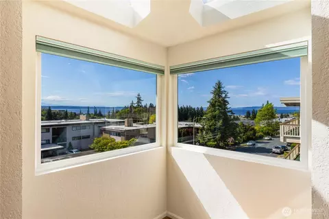1113 5th Ave S #301, Edmonds, WA 98020