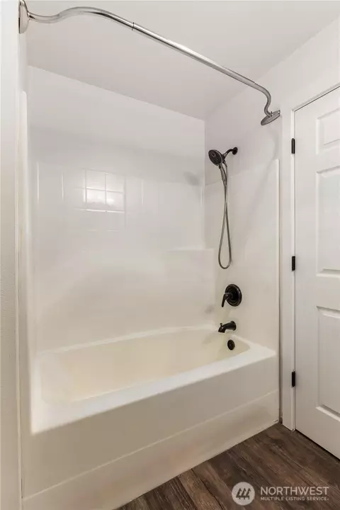Bath - 12712 Admiralty Way #E-101, Everett, WA 98204 photo 5 of 5