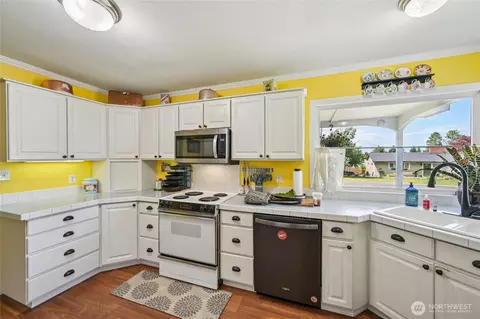 Kitchen - 910 Crestline Dr, Longview, WA 98632 photo 2 of 2