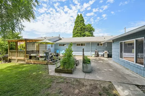 Exterior - 910 Crestline Dr, Longview, WA 98632 photo 4 of 6