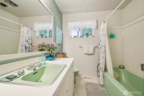 Bath - 910 Crestline Dr, Longview, WA 98632 photo 2 of 3