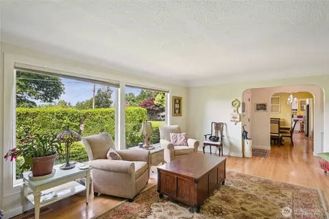 Living - 910 Crestline Dr, Longview, WA 98632 photo 2 of 4