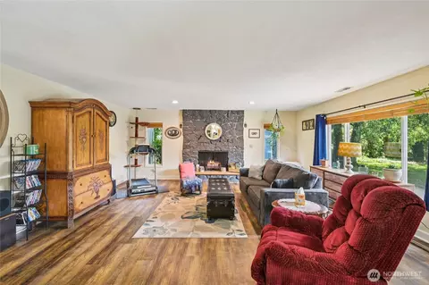 Living - 910 Crestline Dr, Longview, WA 98632 photo 4 of 4