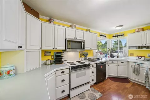 Kitchen - 910 Crestline Dr, Longview, WA 98632 photo 1 of 2