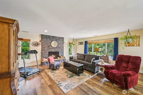 Living - 910 Crestline Dr, Longview, WA 98632 photo 3 of 4