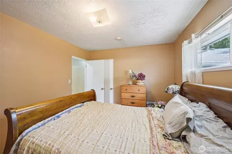 Bedroom - 910 Crestline Dr, Longview, WA 98632 photo 5 of 5