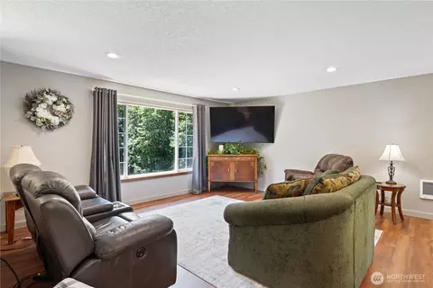 Living - 175 Beemon Dr, Longview, WA 98632 photo 1 of 1