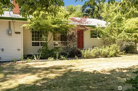 867 Walker Ave, Oak Harbor, WA 98277