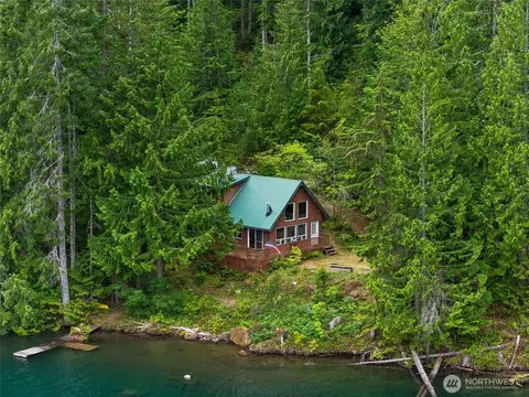 2800 N Cushman Ridge Dr, Hoodsport, WA 98548
