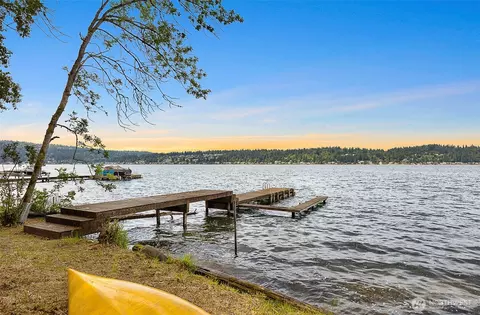 1711 E Lake Sammamish Pl SE, Sammamish, WA 98075