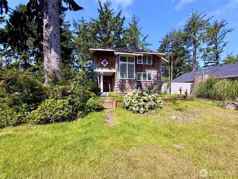 877 Mount Olympus Ave SE, Ocean Shores, WA 98569