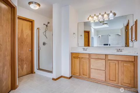 Bath - 807 Williams St NW, Orting, WA 98360 photo 2 of 5
