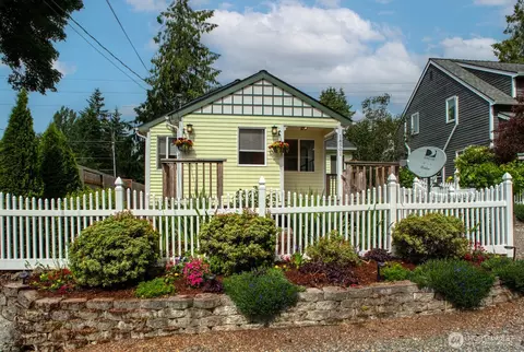 18501 5th Ave NE, Suquamish, WA 98392