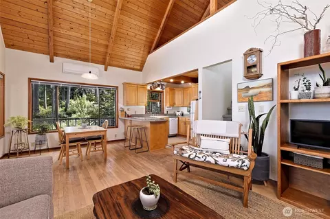 Living - 662 E Stadium Beach Rd E, Grapeview, WA 98546 photo 3 of 4