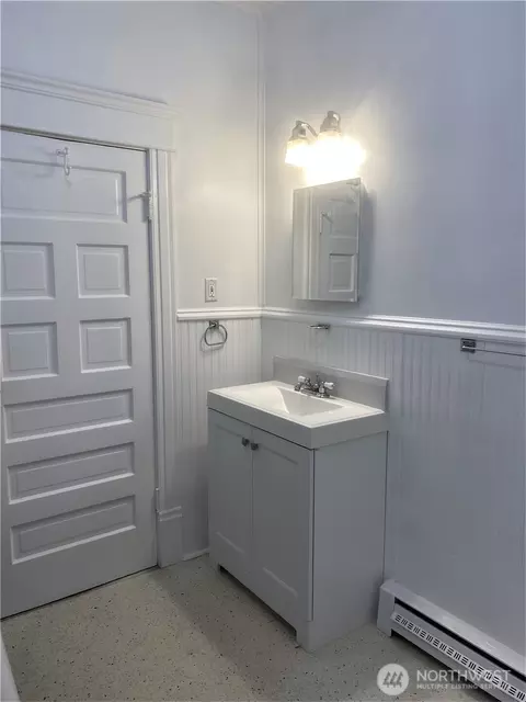 Bath - 3722 Oakes Ave, Everett, WA 98201 photo 2 of 5