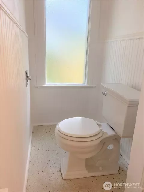Bath - 3722 Oakes Ave, Everett, WA 98201 photo 1 of 5