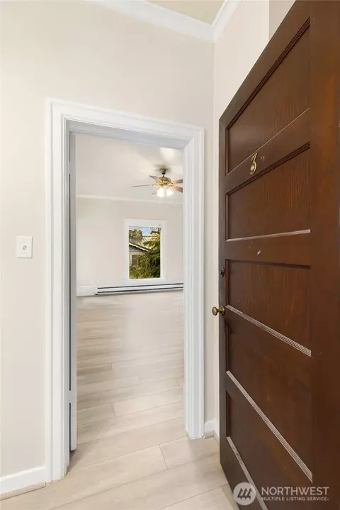 Entry Way - 3722 Oakes Ave, Everett, WA 98201 photo 1 of 2