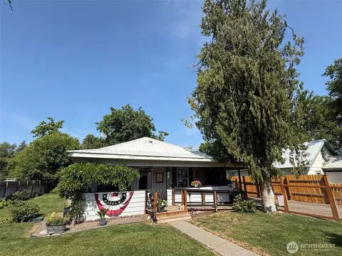 416 Cedar St S, Omak, WA 98841