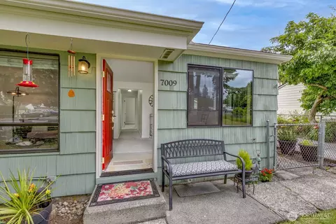 Entry Way - 7009 Rainier Dr, Everett, WA 98203 photo 1 of 2