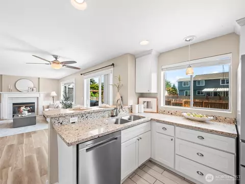 Kitchen - 535 Blanchat Ct, Enumclaw, WA 98022 photo 2 of 5