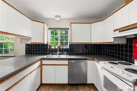 Kitchen - 127 Springbrook Dr, Chehalis, WA 98532 photo 2 of 3