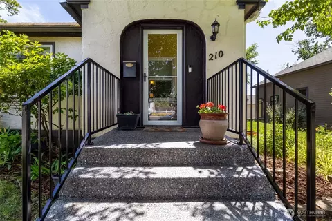 210 SE 4th St, College Place, WA 99324
