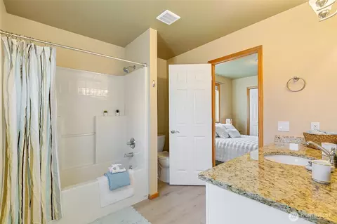 Bath - 18328 10th Dr SE, Bothell, WA 98012 photo 4 of 5