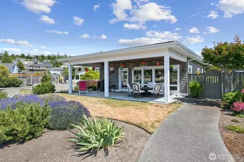 2204 Dover Dr, Anacortes, WA 98221