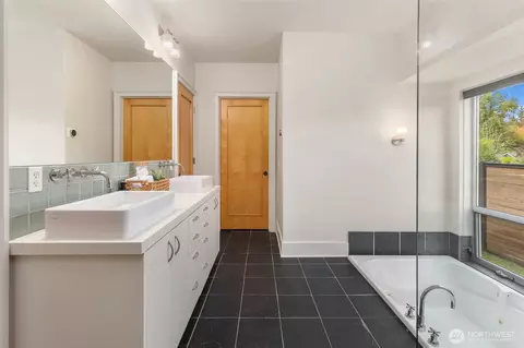 Bath - 10606 NE 155th Pl, Bothell, WA 98011 photo 2 of 5